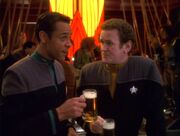O'Brien und Bashir trinken Bier