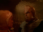 Worf nicht froh dass Quark und die Anderen da sind