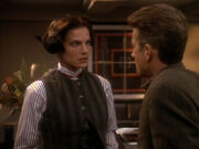 Brynner findet Sisko und Bashir in Schutzzone A