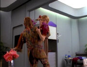 Neelix bringt Kes auf die Krankenstation