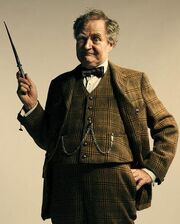 P6 Slughorn blandiendo su varita