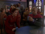 Kira erklärt Sisko die Rolle des Abgesandten