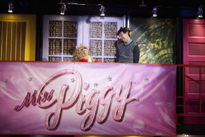 SoRandom-MissPiggy-(2011-10-02)-01