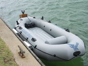 800px-Inflatable boat-001