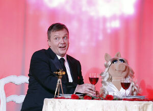 VerleihungDerGoldenenKamera-HapeKerkeling&MissPiggy-(2012-02-04)