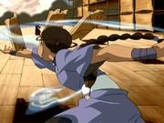 Katara usando sus poderes para detener los dardos
