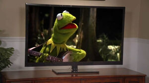 TheNeighbors-1x12-ColdWar