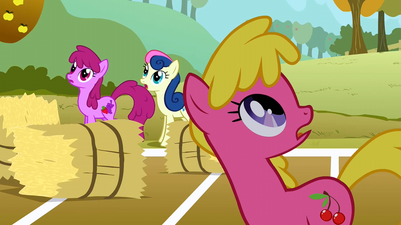Cherry Berry imagens Berryshine,_Cherry_Berry,_and_Sweetie_Drops_looking_at_Rainbow_Dash's_flying_hay_bale_S1E13