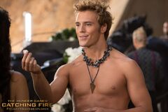 Finnick ofreciendo un azucarillo