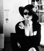 Sun glass moll