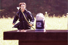 Katniss corriendo por el Paracaídas