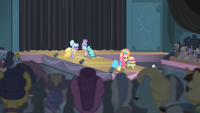 http://static2.wikia.nocookie.net/__cb20140106161842/mlp/images/thumb/5/56/Ponies_showing_off_the_Hotel_Chic_dresses_S4E08.png/640px-Ponies_showing_off_the_Hotel_Chic_dresses_S4E08.png