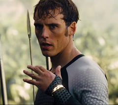 Finnick con el brazalete