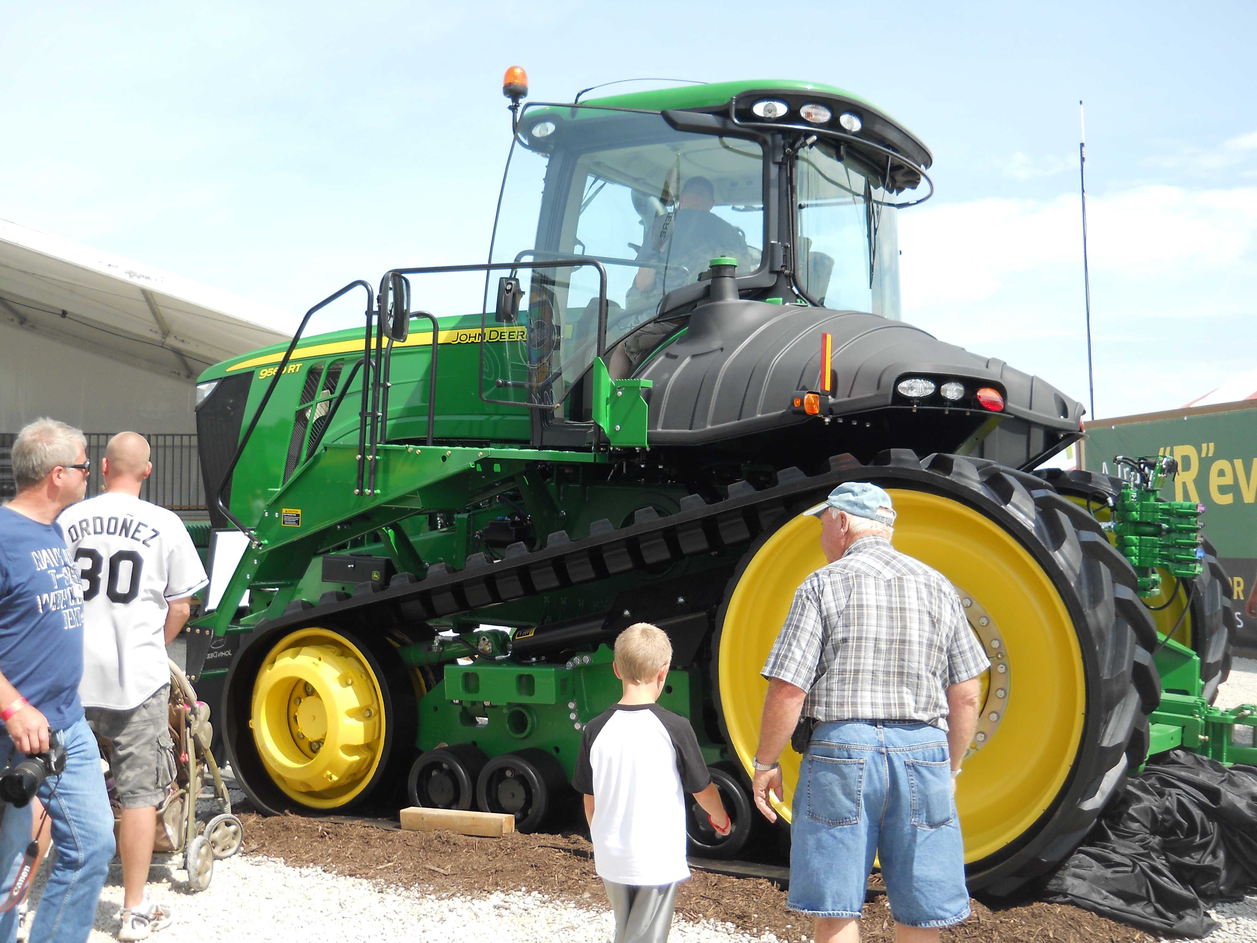 John Deere 9560 RT - Tractor & Construction Plant Wiki - The classic ...